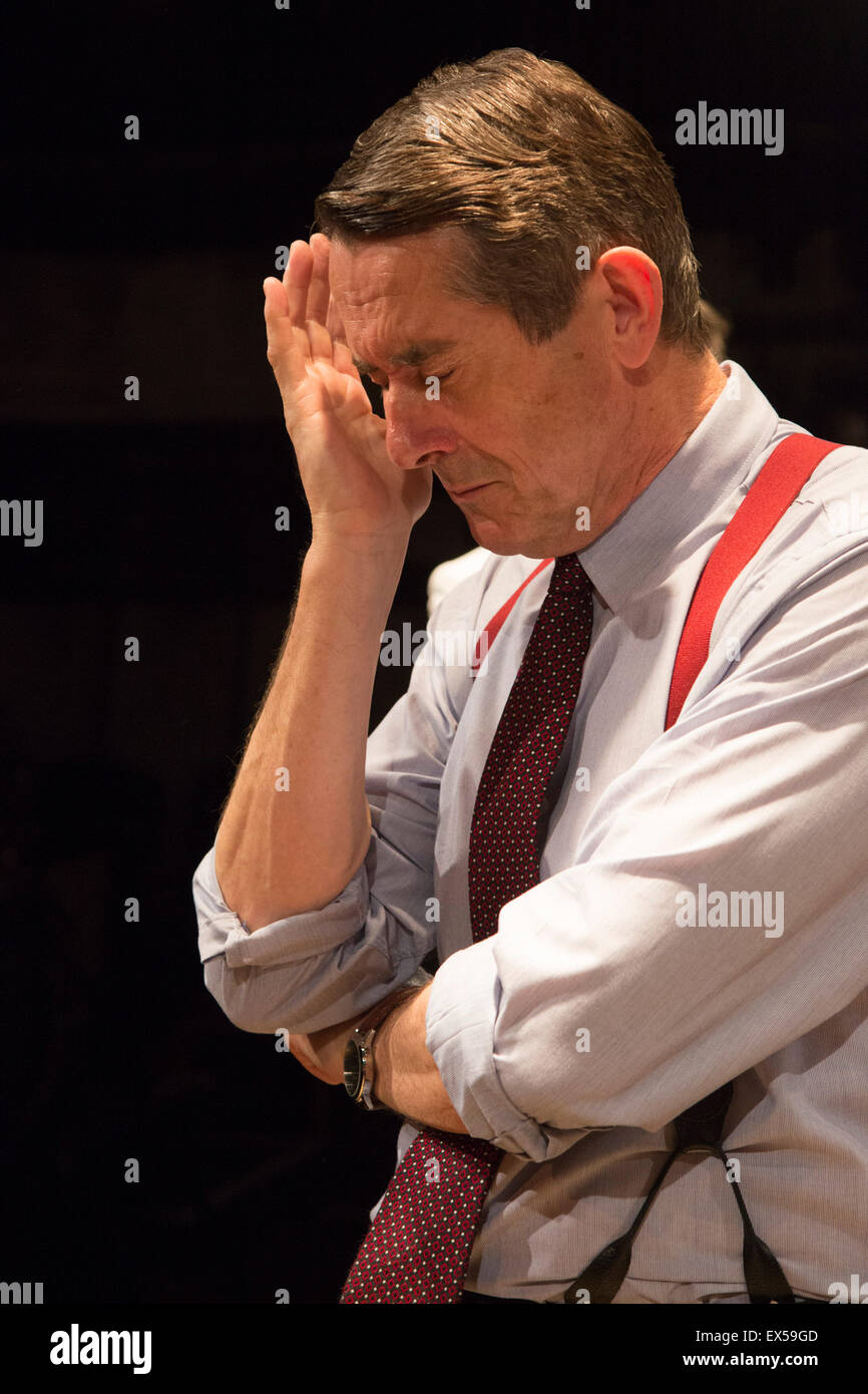 Adrian Lukis come Laurence Olivier. Photocall per Premiere Europeo di Orson's Shadow da Austin Pendleton a Southwark Playhouse. La commedia, basato su eventi realmente accaduti come Orson Welles e Laurence Olivier lavorano insieme per la prima volta, si svolge dal 1 al 25 luglio 2015. Foto Stock