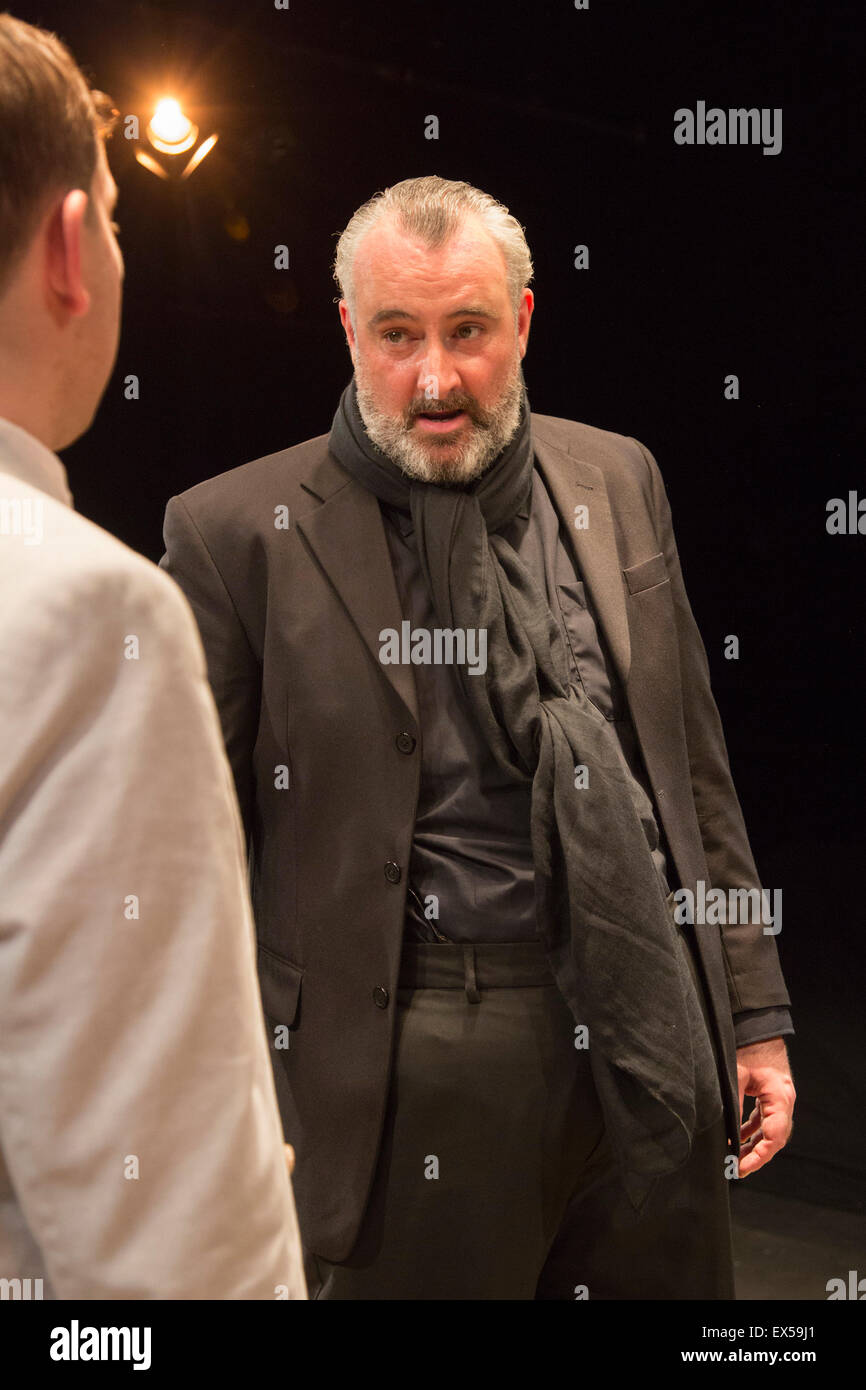 John Hodgkinson come Orson Welles. Photocall per Premiere Europeo di Orson's Shadow da Austin Pendleton a Southwark Playhouse. La commedia, basato su eventi realmente accaduti come Orson Welles e Laurence Olivier lavorano insieme per la prima volta, si svolge dal 1 al 25 luglio 2015. Foto Stock
