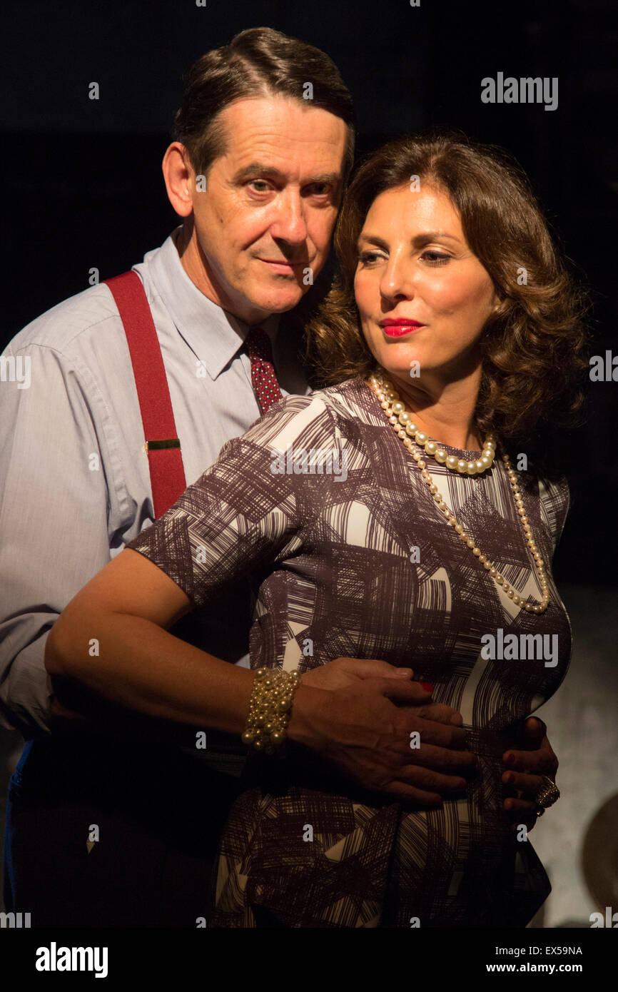 Adrian Lukis come Laurence Olivier e Gina Bellman come Vivien Leigh. Photocall per Premiere Europeo di Orson's Shadow da Austin Pendleton a Southwark Playhouse. La commedia, basato su eventi realmente accaduti come Orson Welles e Laurence Olivier lavorano insieme per la prima volta, si svolge dal 1 al 25 luglio 2015. Foto Stock