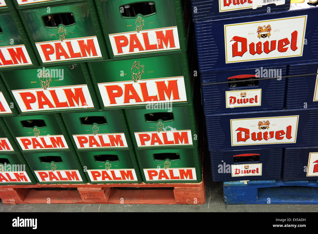 Casse di birra di Palm e Duvel in un negozio di alimentari Foto Stock