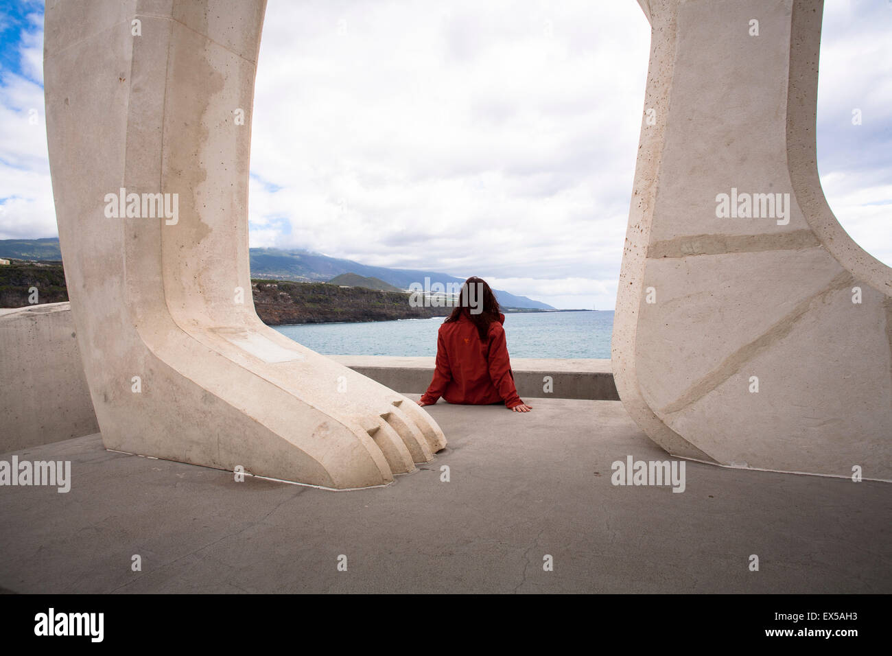 ESP, Spagna, Canarie, l'isola di La Palma, la scultura al muro frangiflutti del porto di Puerto de Tazacorte. ESP, S Foto Stock