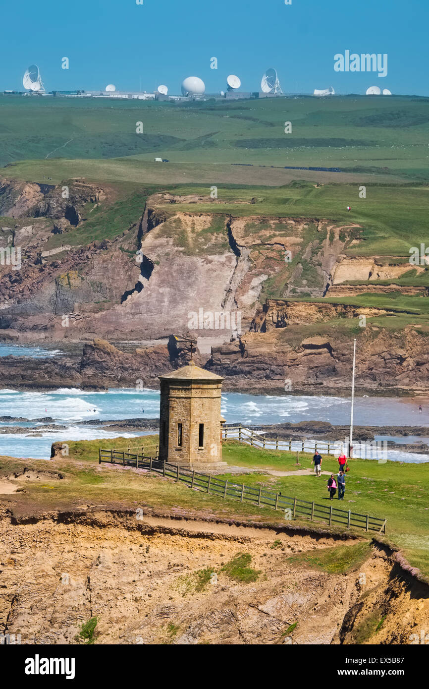 Il Compass Point a Bude e GCHQ stazione terrestre satellitare a Morwenstow, sul Cornish Coast Cornwall, England, Regno Unito Foto Stock Il Compass Point a Bude e GCHQ stazione terrestre satellitare a Morwenstow, sul Cornish Coast Cornwall, England, Regno Unito Foto Stock