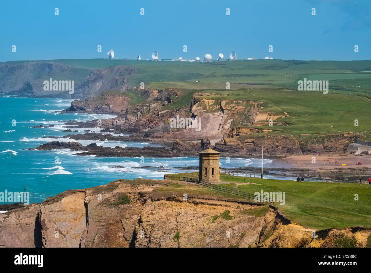 Il Compass Point a Bude e GCHQ stazione terrestre satellitare a Morwenstow, sul Cornish Coast Cornwall, England, Regno Unito Foto Stock Il Compass Point a Bude e GCHQ stazione terrestre satellitare a Morwenstow, sul Cornish Coast Cornwall, England, Regno Unito Foto Stock