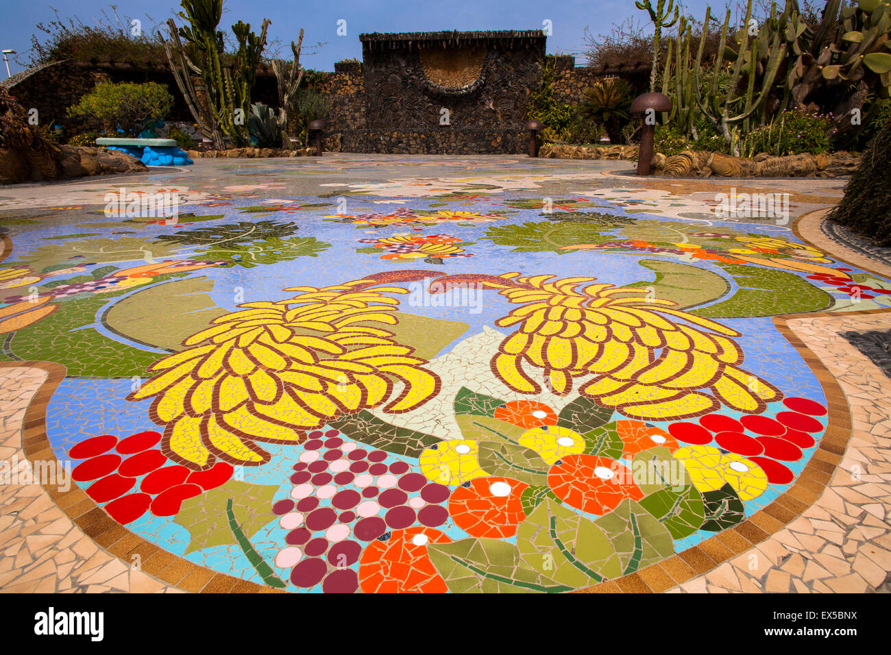 ESP, Spagna, Canarie, l'isola di La Palma, Las Manchas de Abajo, Plaza La Glorieta, una piazza progettata con mosaici e Foto Stock