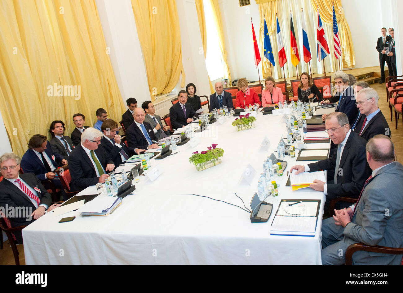 Vienna, Austria. 6 Luglio, 2015. I delegati dell'UE e P5 1 Il cinque del Consiglio di Sicurezza delle Nazioni Unite i membri permanenti più la Germania, partecipare a una riunione a margine della centrale nucleare colloqui tra Iran e potenze mondiali a Vienna, la capitale dell'Austria, il 6 luglio 2015. Credito: Qian Yi/Xinhua/Alamy Live News Foto Stock