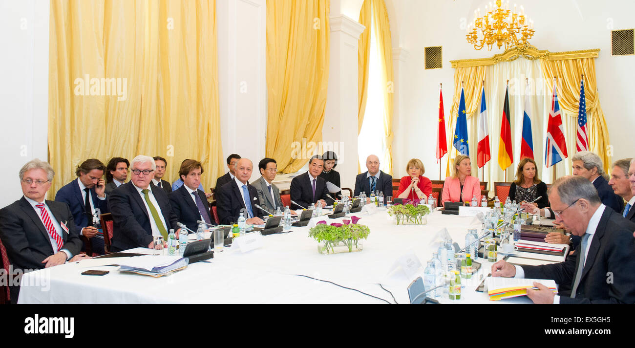 Vienna, Austria. 6 Luglio, 2015. I delegati dell'UE e P5 1 Il cinque del Consiglio di Sicurezza delle Nazioni Unite i membri permanenti più la Germania, partecipare a una riunione a margine della centrale nucleare colloqui tra Iran e potenze mondiali a Vienna, la capitale dell'Austria, il 6 luglio 2015. Credito: Qian Yi/Xinhua/Alamy Live News Foto Stock