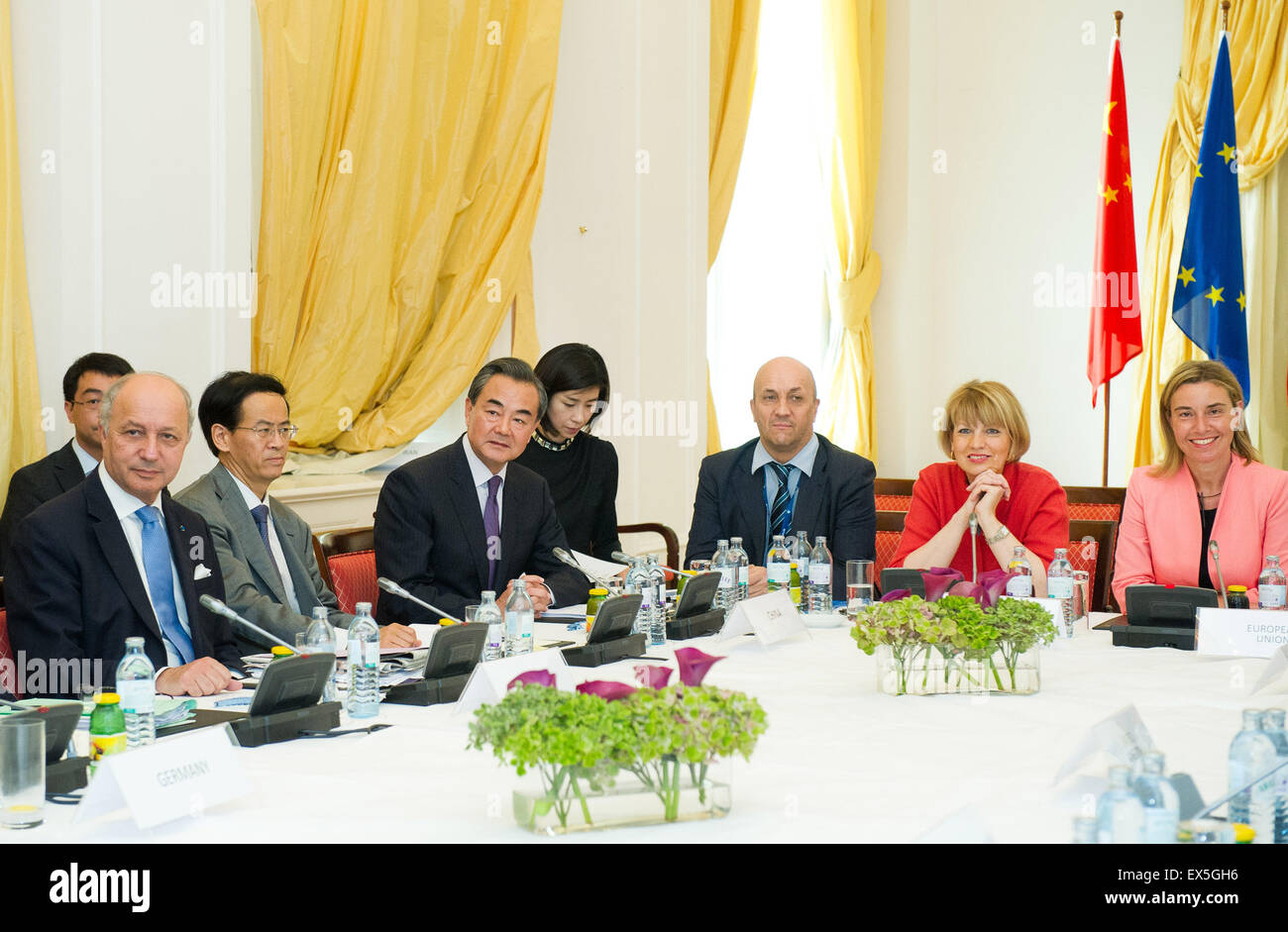 Vienna, Austria. 6 Luglio, 2015. I delegati dell'UE e P5 1 Il cinque del Consiglio di Sicurezza delle Nazioni Unite i membri permanenti più la Germania, partecipare a una riunione a margine della centrale nucleare colloqui tra Iran e potenze mondiali a Vienna, la capitale dell'Austria, il 6 luglio 2015. Credito: Qian Yi/Xinhua/Alamy Live News Foto Stock
