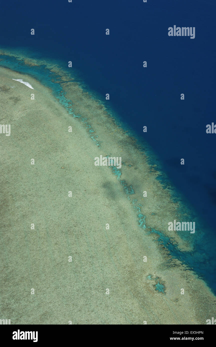 Vista aerea del reef nel Queensland, in Australia. Solo una piccola striscia di sabbia bianca, rispetto a tutte le possibili tonalità di blu Foto Stock