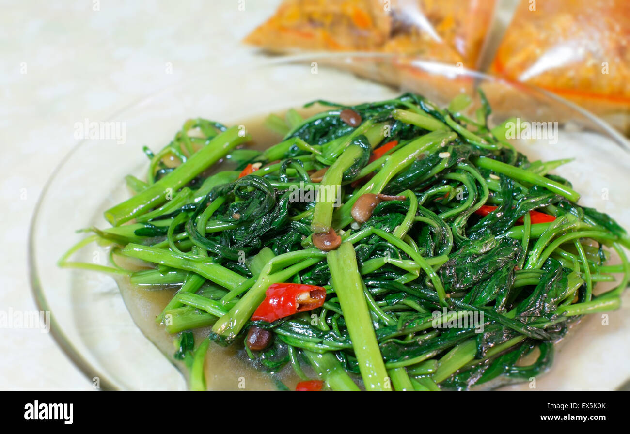 Mescolare acqua fritto spinaci e curry rosso sfondo Foto Stock