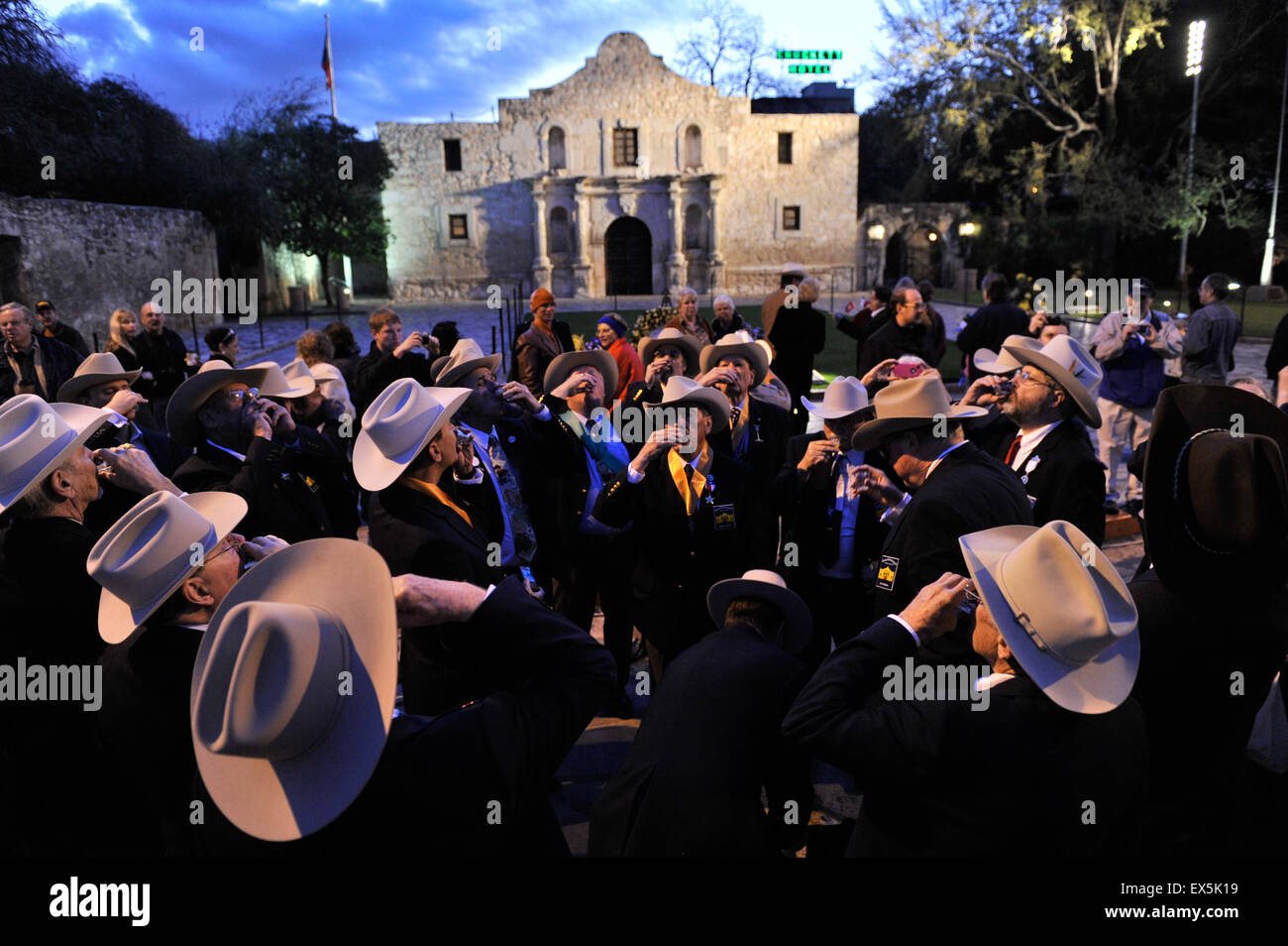 I membri del figlio della Repubblica del Texas toast l anniversario dell'Alamo, il quale, insieme ad altre quattro San Antonio missi Foto Stock