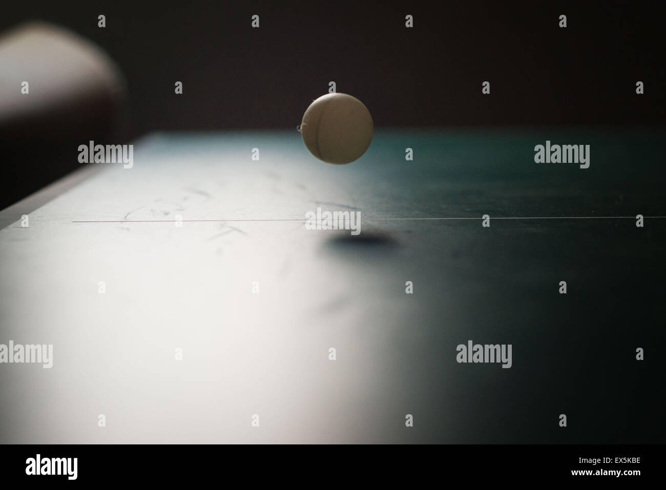 Table Tennis palla che rimbalza in ombre Foto Stock