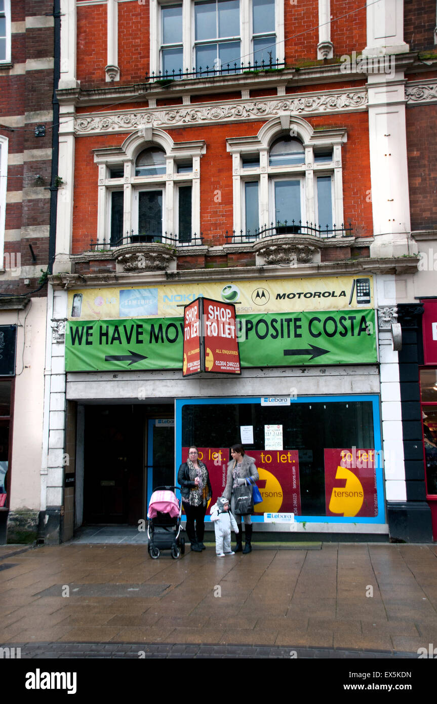 Run-down Main Street in mare città portuale di Dover con negozi di chiusura Foto Stock