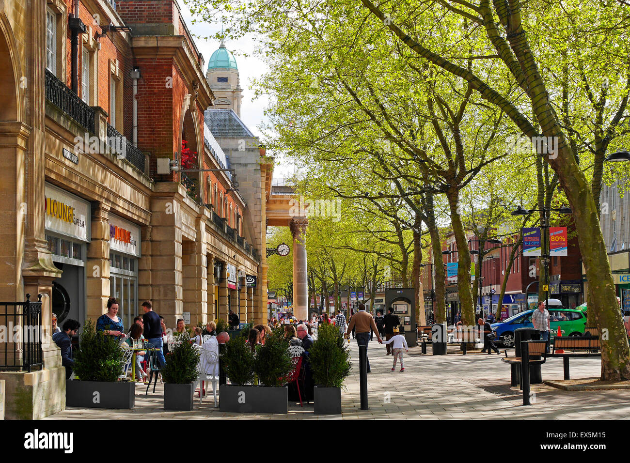 Cafe' sul marciapiede e scene di strada, Peterborough, CAMBRIDGESHIRE, England Regno Unito Foto Stock