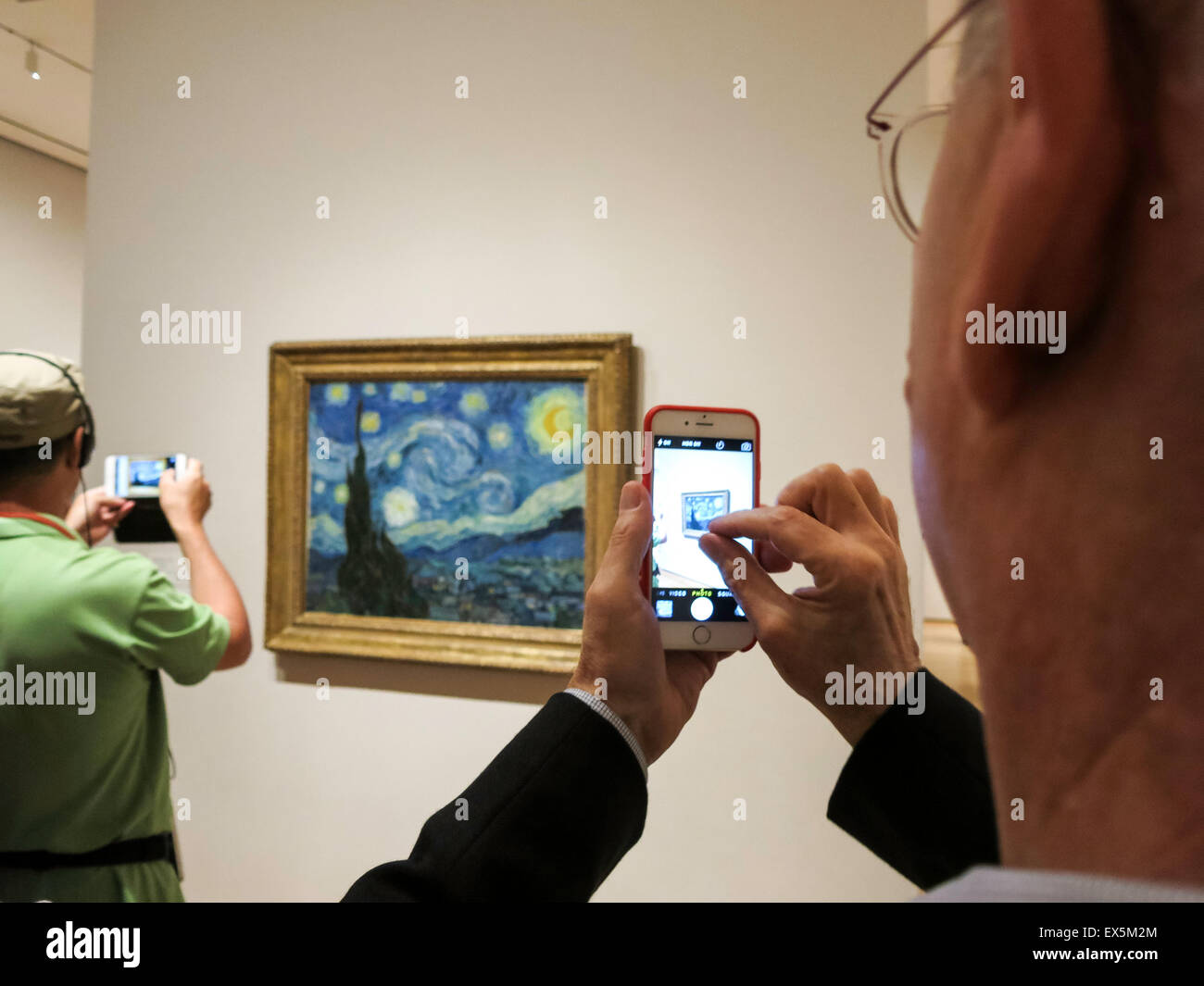 Uomini che scattano foto al Museum of Modern Art Interior, New York Foto Stock