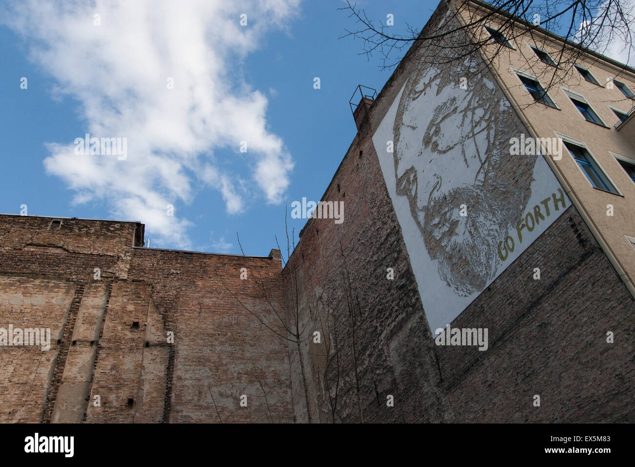 Casa Wall Street Art viso uomo Berlino Germania Foto Stock