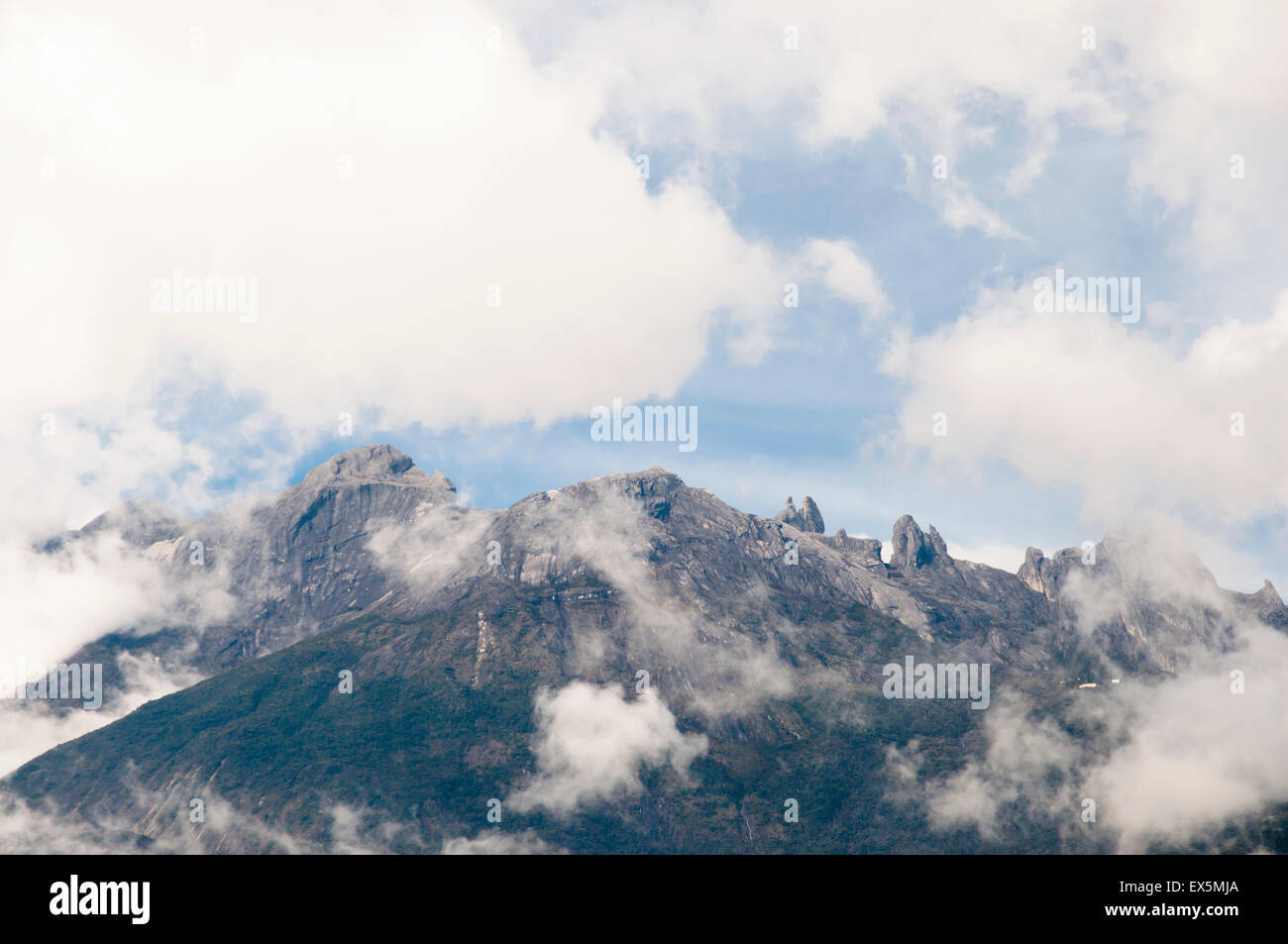 Mount Kinabalu velato da nuvole - Borneo Foto Stock