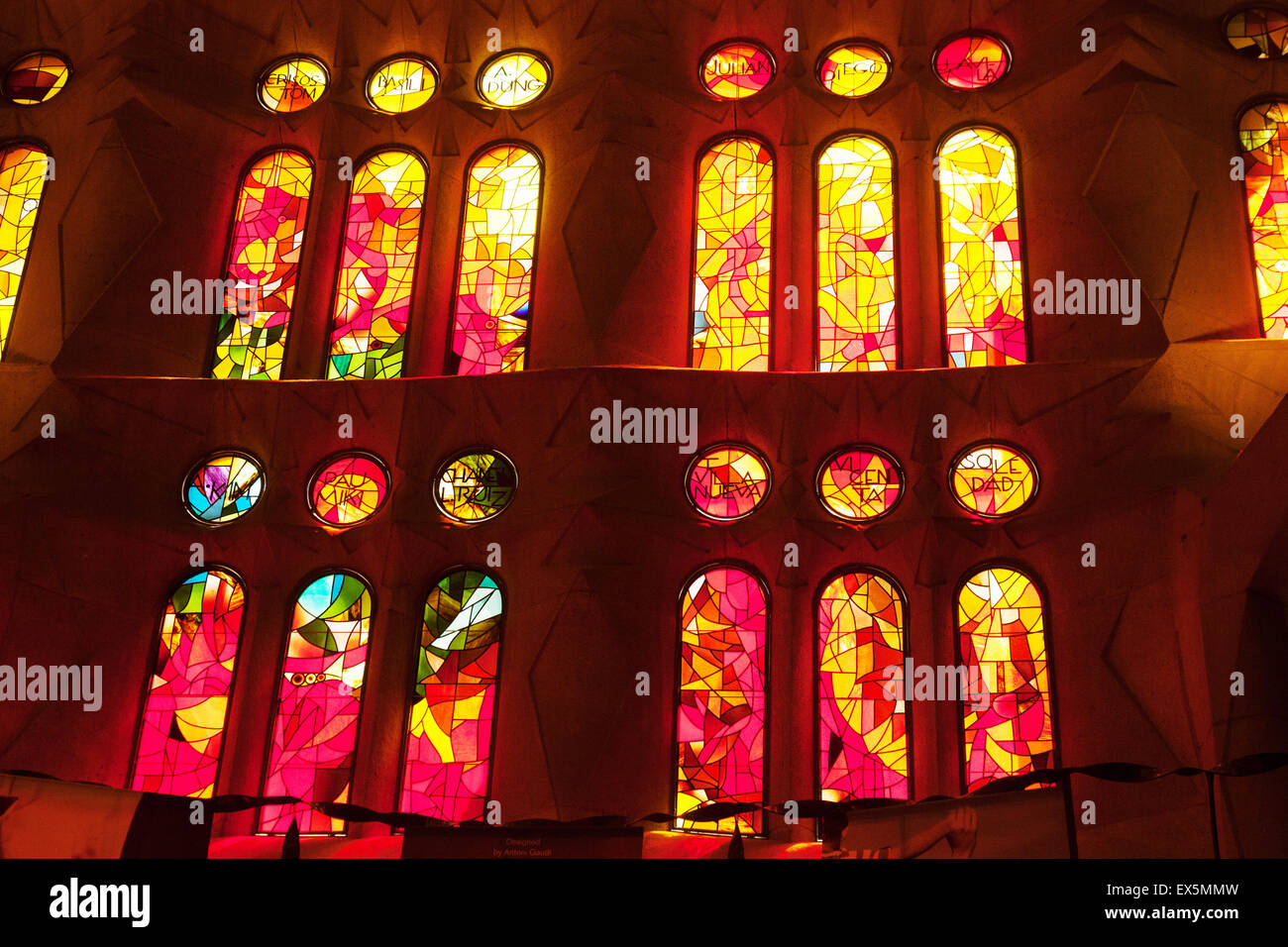 Le finestre di vetro macchiate, cattedrale Sagrada Familia progettata da Antoni Gaudi sito patrimonio mondiale dell'UNESCO, Barcelona, Spagna Europa Foto Stock