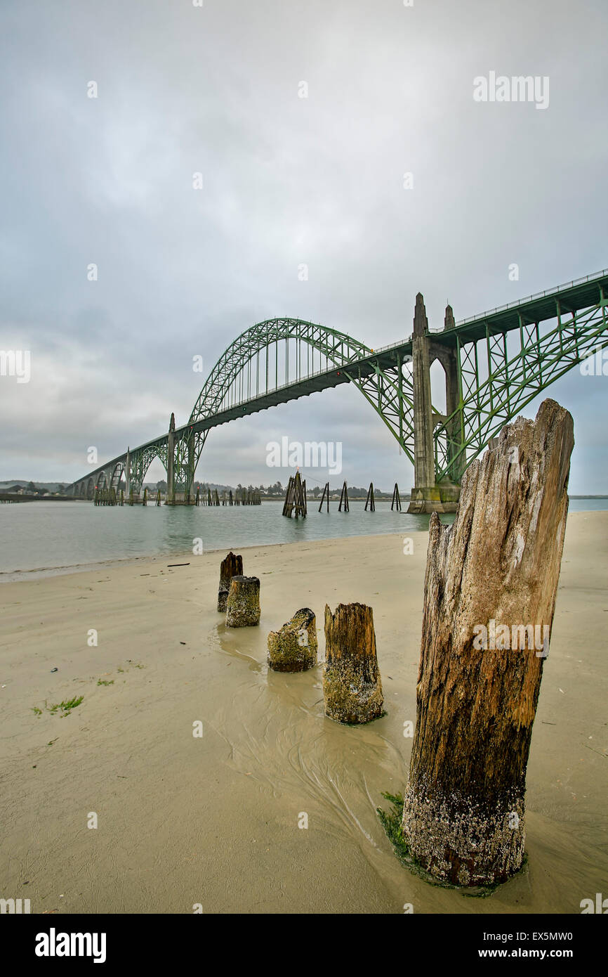Tralicci in legno e Yaquina Bay Bridge, Newport, Oregon, Stati Uniti d'America Foto Stock