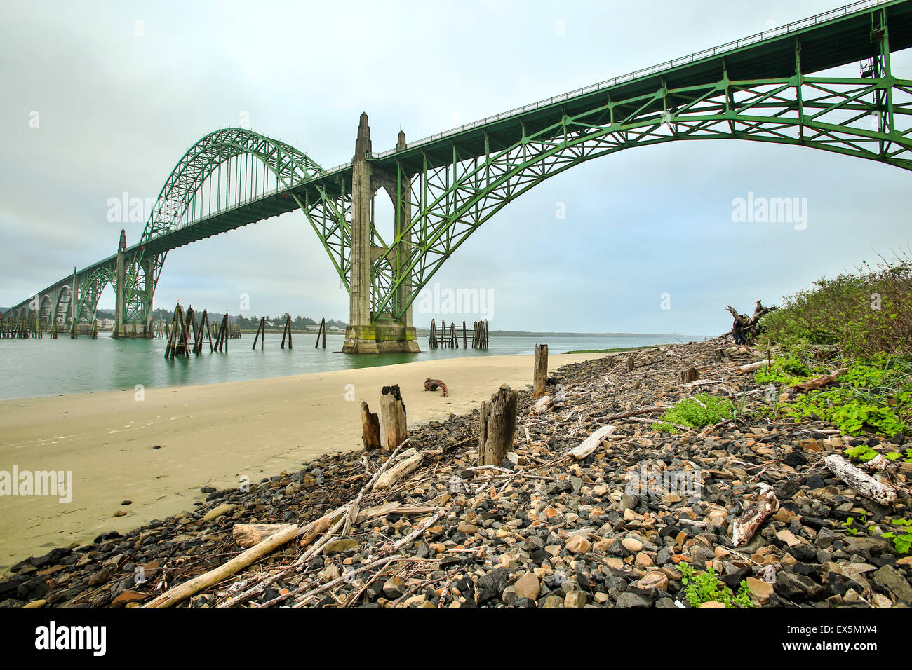 Tralicci in legno, ghiaia e Yaquina Bay Bridge, Newport, Oregon, Stati Uniti d'America Foto Stock