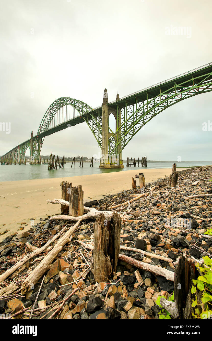 Tralicci in legno, ghiaia e Yaquina Bay Bridge, Newport, Oregon, Stati Uniti d'America Foto Stock