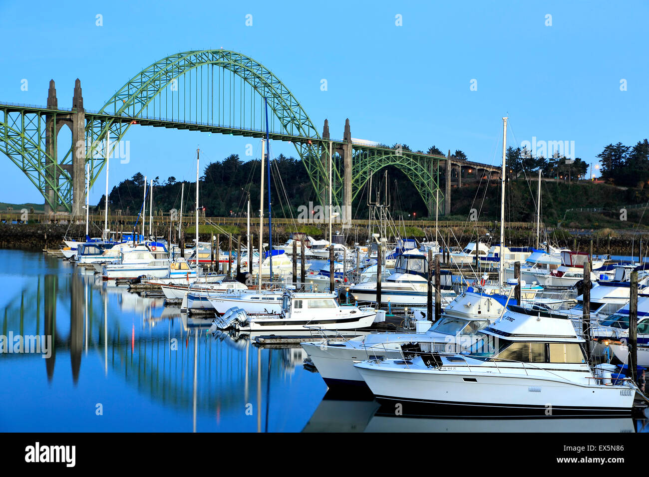 Barche ormeggiate nel porto di Newport Marina e Yaquina Bay Bridge, Newport, Oregon, Stati Uniti d'America Foto Stock