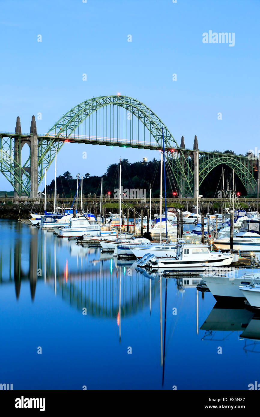 Barche ormeggiate nel porto di Newport Marina e Yaquina Bay Bridge, Newport, Oregon, Stati Uniti d'America Foto Stock