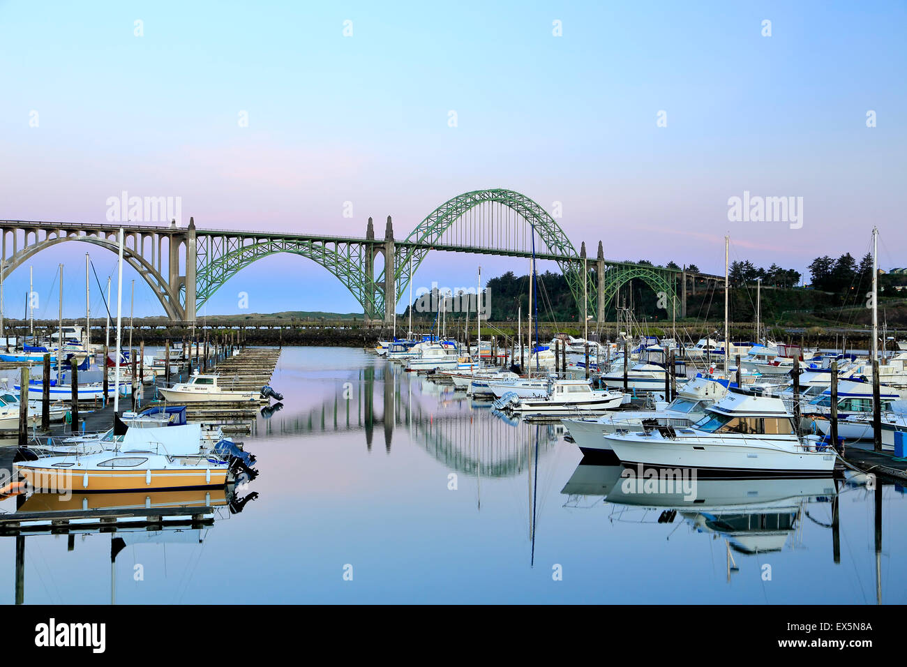 Barche ormeggiate nel porto di Newport Marina e Yaquina Bay Bridge, Newport, Oregon, Stati Uniti d'America Foto Stock