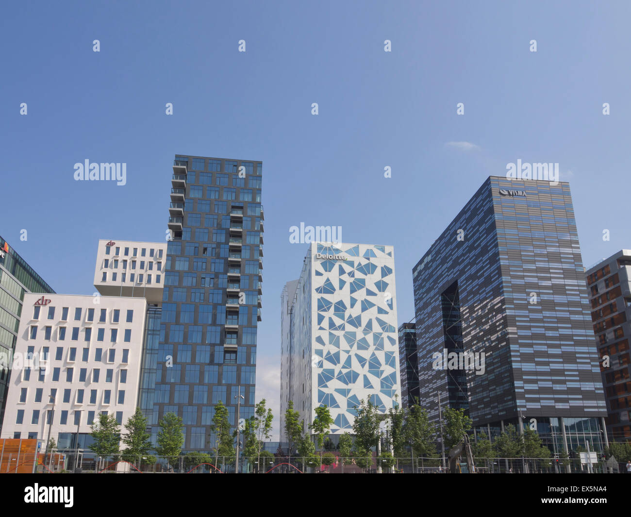 Il codice a barre nel quartiere commerciale nel centro di Oslo Norvegia è in costante sviluppo,gli edifici centrali contro il cielo blu Foto Stock