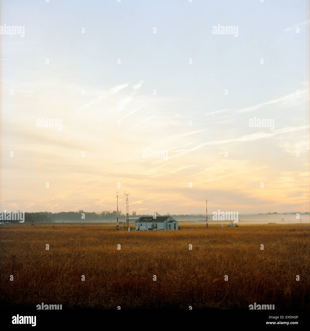Tramonto su una piccola radio shack in un campo presso il Servizio meteorologico nazionale di Sterling Centro Meteorologico del 1 ottobre 2012 Foto Stock
