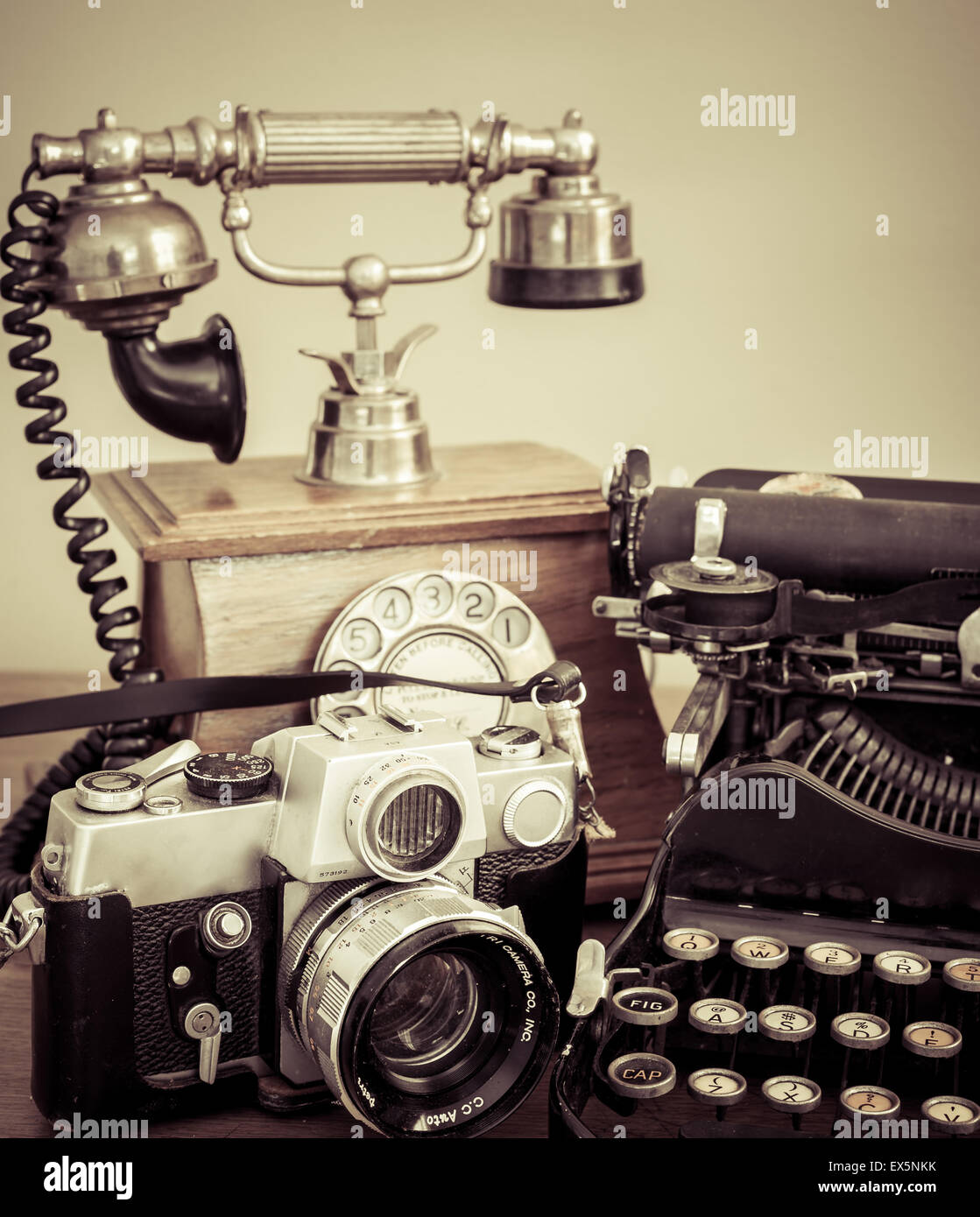 Retro Vintage foto di un vecchio tipo di scrittore con telefono e camea. Ricordando del glorioso passato Foto Stock