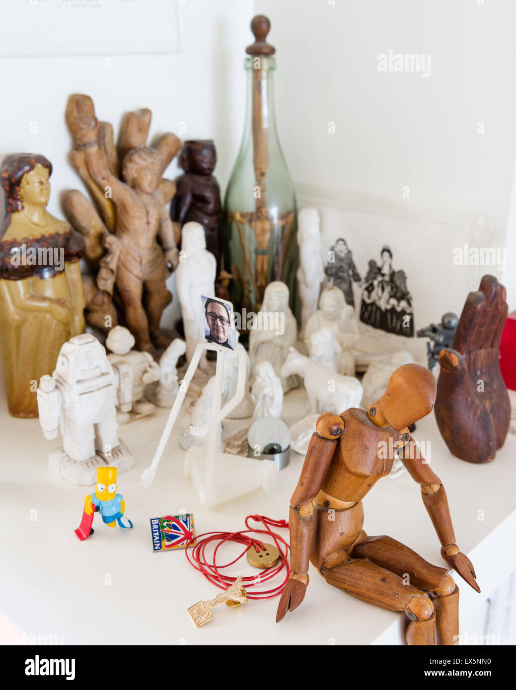 Artisti manichino di legno circondato da piccole statuine scolpite Foto Stock