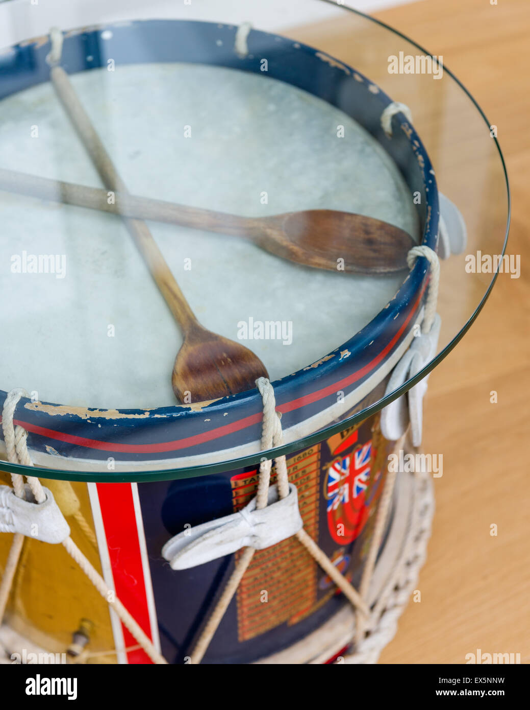 Un lato tavolo realizzato da un ripiano in vetro tamburo Foto Stock
