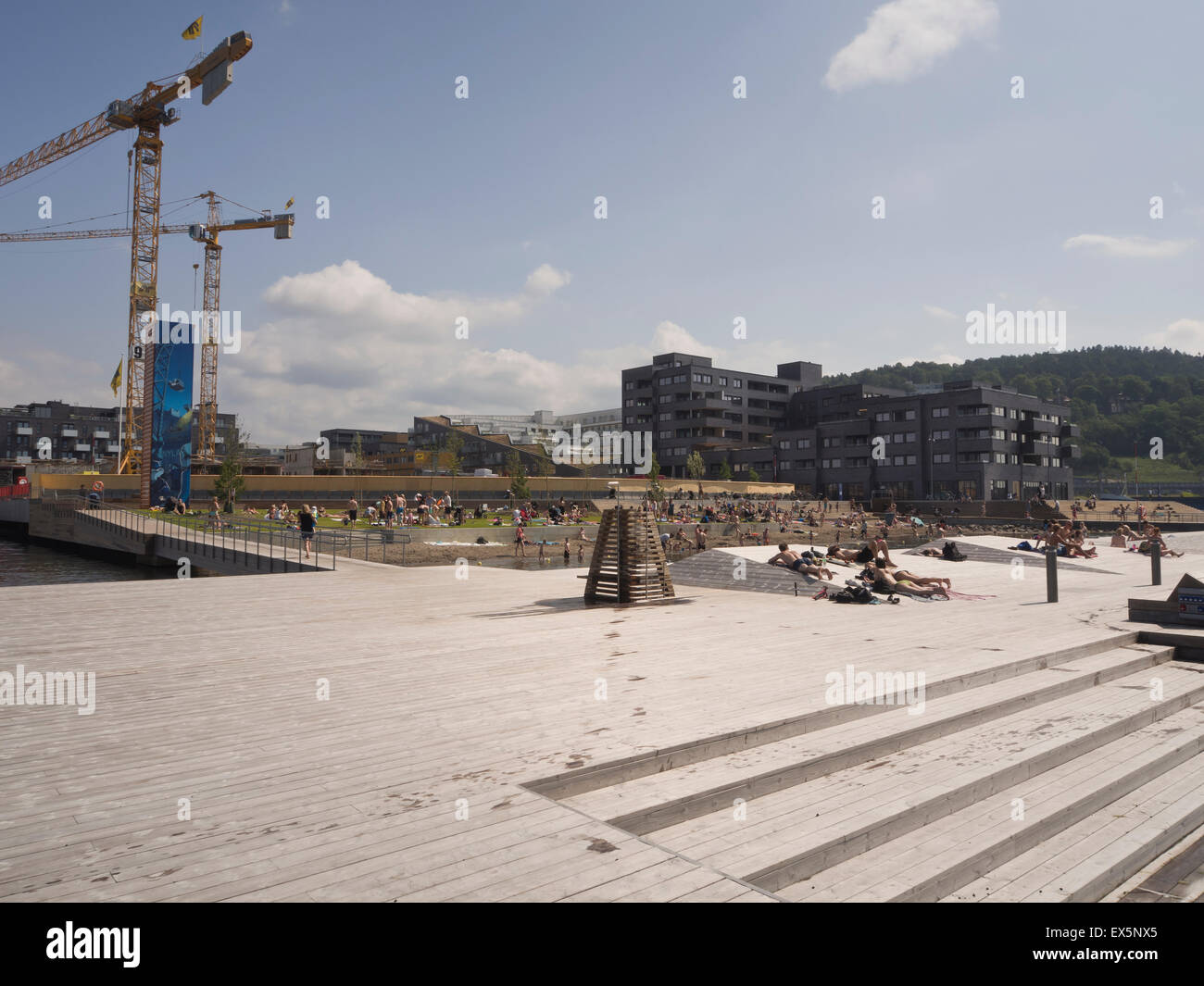 Una nuova città interna spiaggia pubblica con grandi terrazze in legno e sabbia per i bambini aperto 2015 in Sorenga Oslo Norvegia Foto Stock