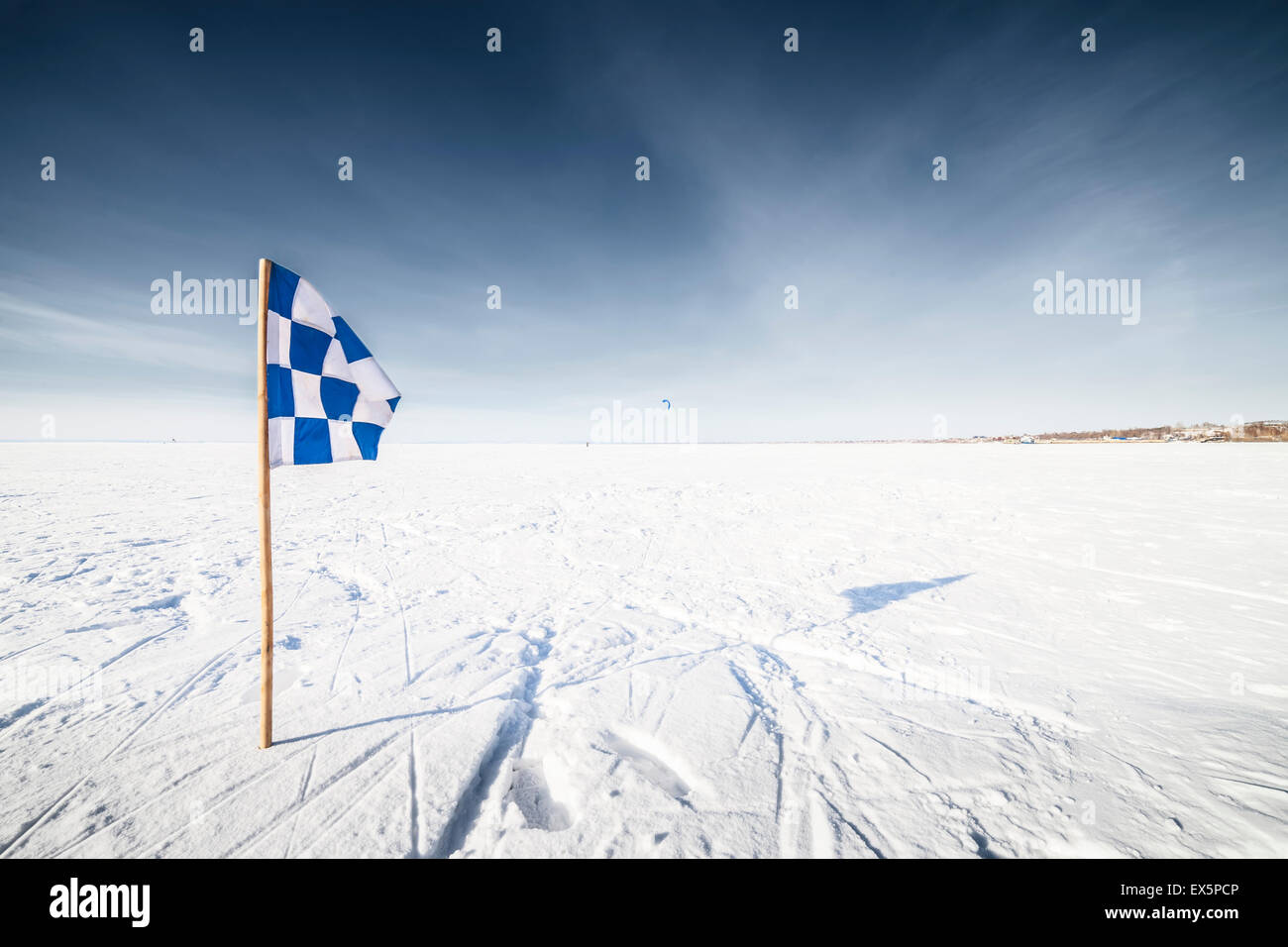 Bandiere sullo sfondo del cielo invernale Foto Stock