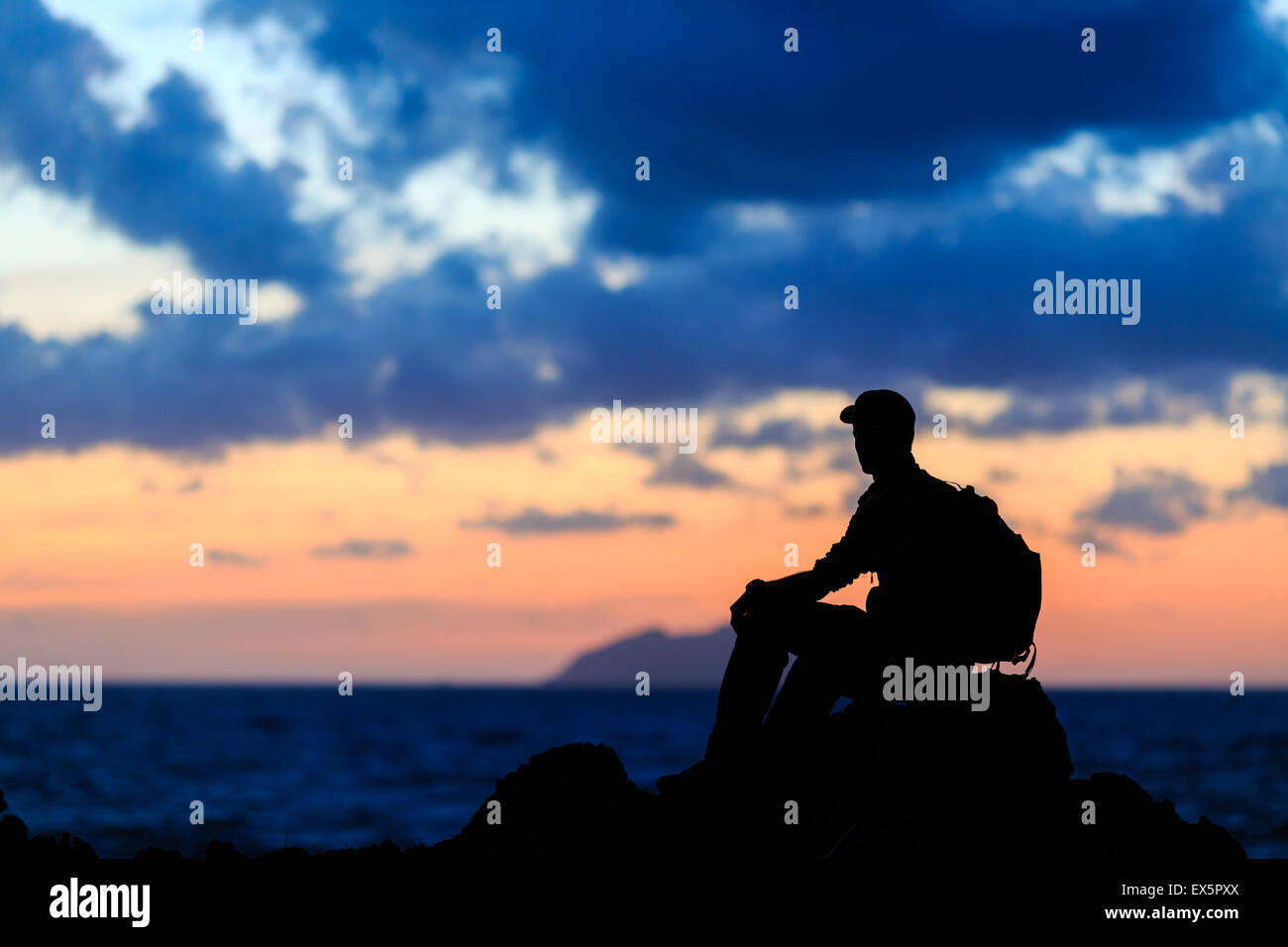 Escursioni a piedi o in esecuzione silhouette backpacker, un uomo che guarda un oceano di ispirazione e isola, rilassanti o camping in montagna su moun Foto Stock