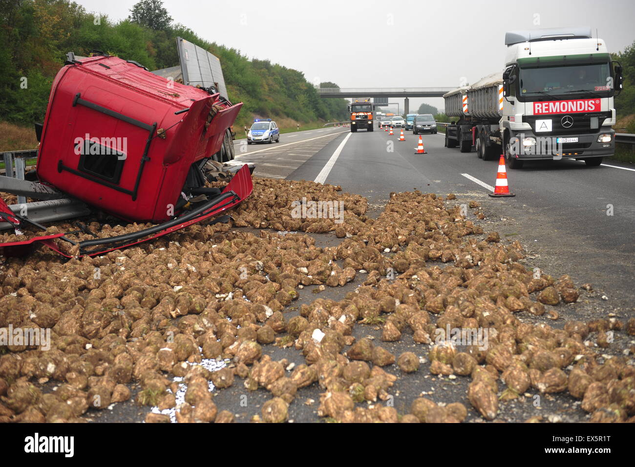 Worm, Germania - 16 settembre 2009 - Carrello crash tedesco su autostrada A61 nei pressi di Worms, distrutta dal suo carico navoni, nessun popolo h Foto Stock