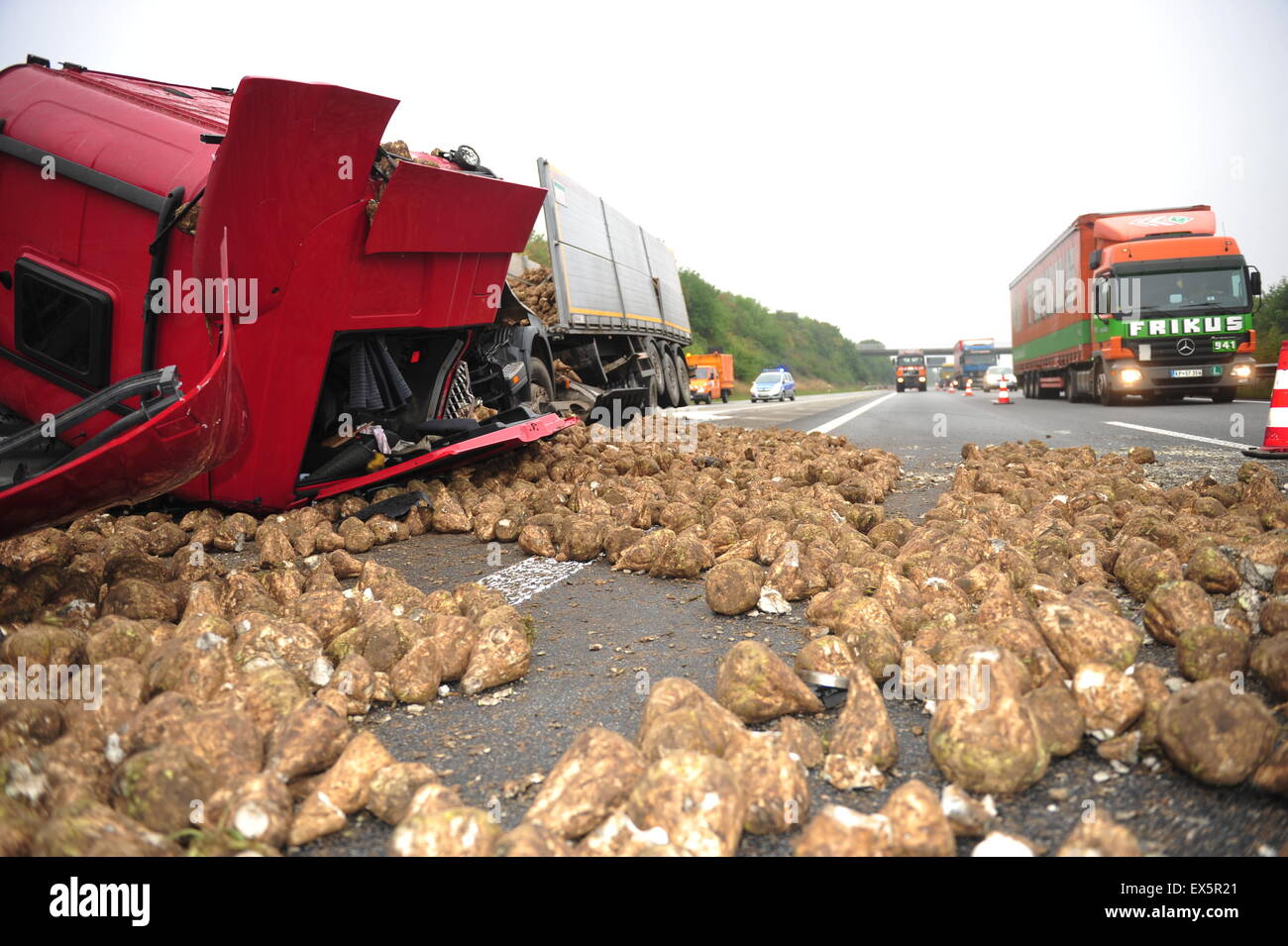 Worm, Germania - 16 settembre 2009 - Carrello crash tedesco su autostrada A61 nei pressi di Worms, distrutta dal suo carico navoni, nessun popolo h Foto Stock