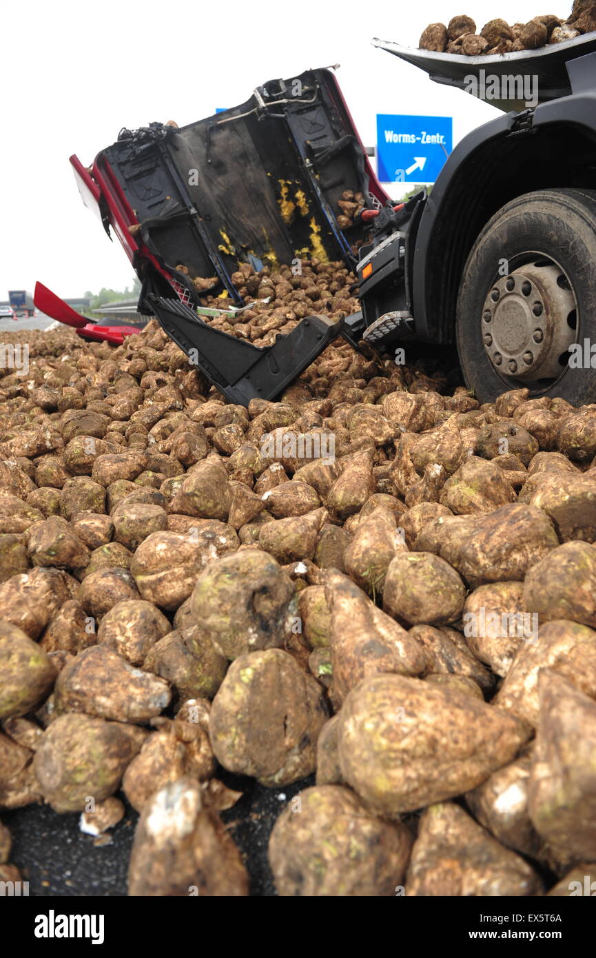 Worm, Germania - 16 settembre 2009 - Carrello crash tedesco su autostrada A61 nei pressi di Worms, distrutta dal suo carico navoni, nessun popolo h Foto Stock