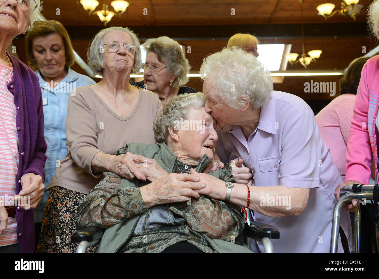 Una donna di 100 anni festeggia il compleanno con altri anziani residenti in casa di cura nel Regno Unito Bessie Dodsworth celebra centenarian 100 anni Foto Stock