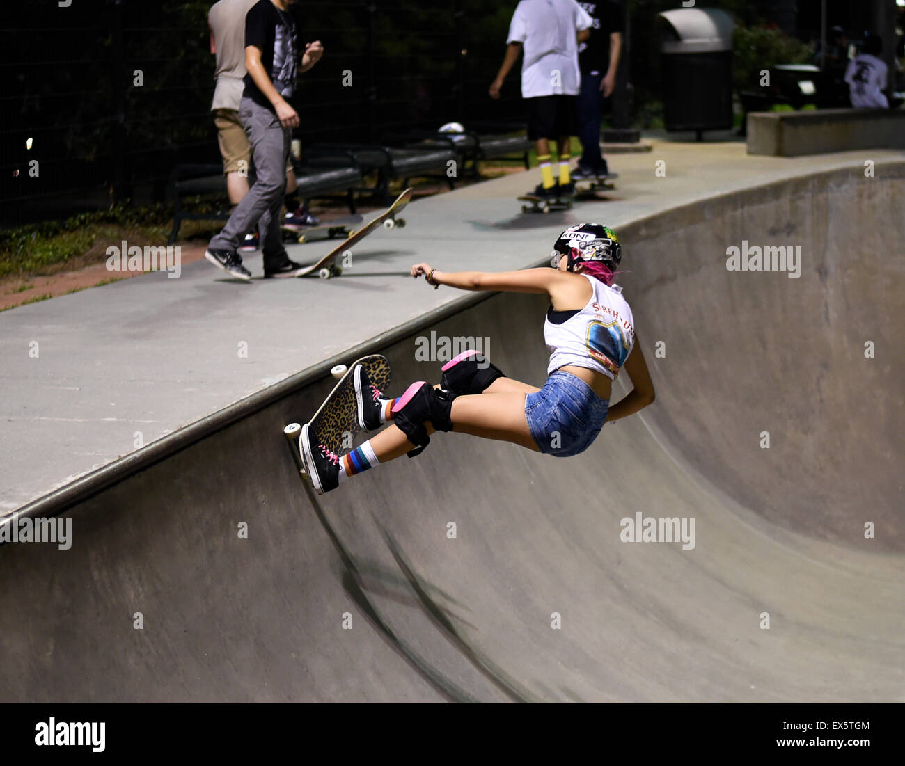 Skaterboarder con capelli rosa a skate park a Houston Foto Stock