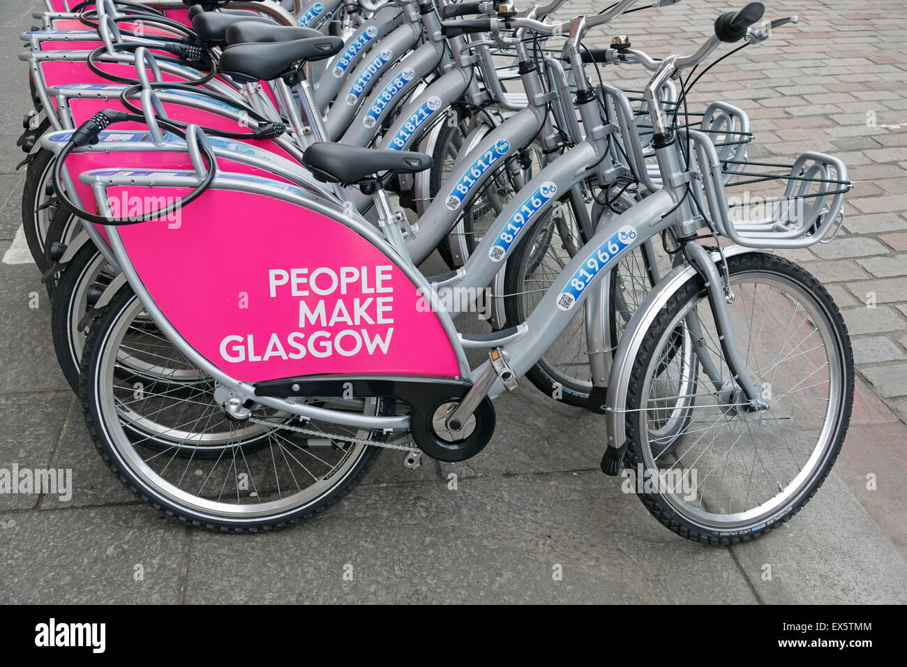 Le persone fanno Glasgow le biciclette a noleggio nel centro della città di Glasgow, Scotland, Regno Unito Foto Stock