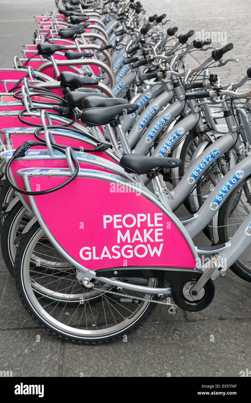 Le persone fanno Glasgow le biciclette a noleggio nel centro della città di Glasgow, Scotland, Regno Unito Foto Stock