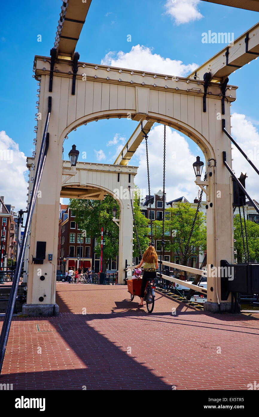 Il Magere Brug ( Skinny Bridge ) lungo il fiume Amstel nel centro di Amsterdam, Paesi Bassi, dell'UE. Foto Stock