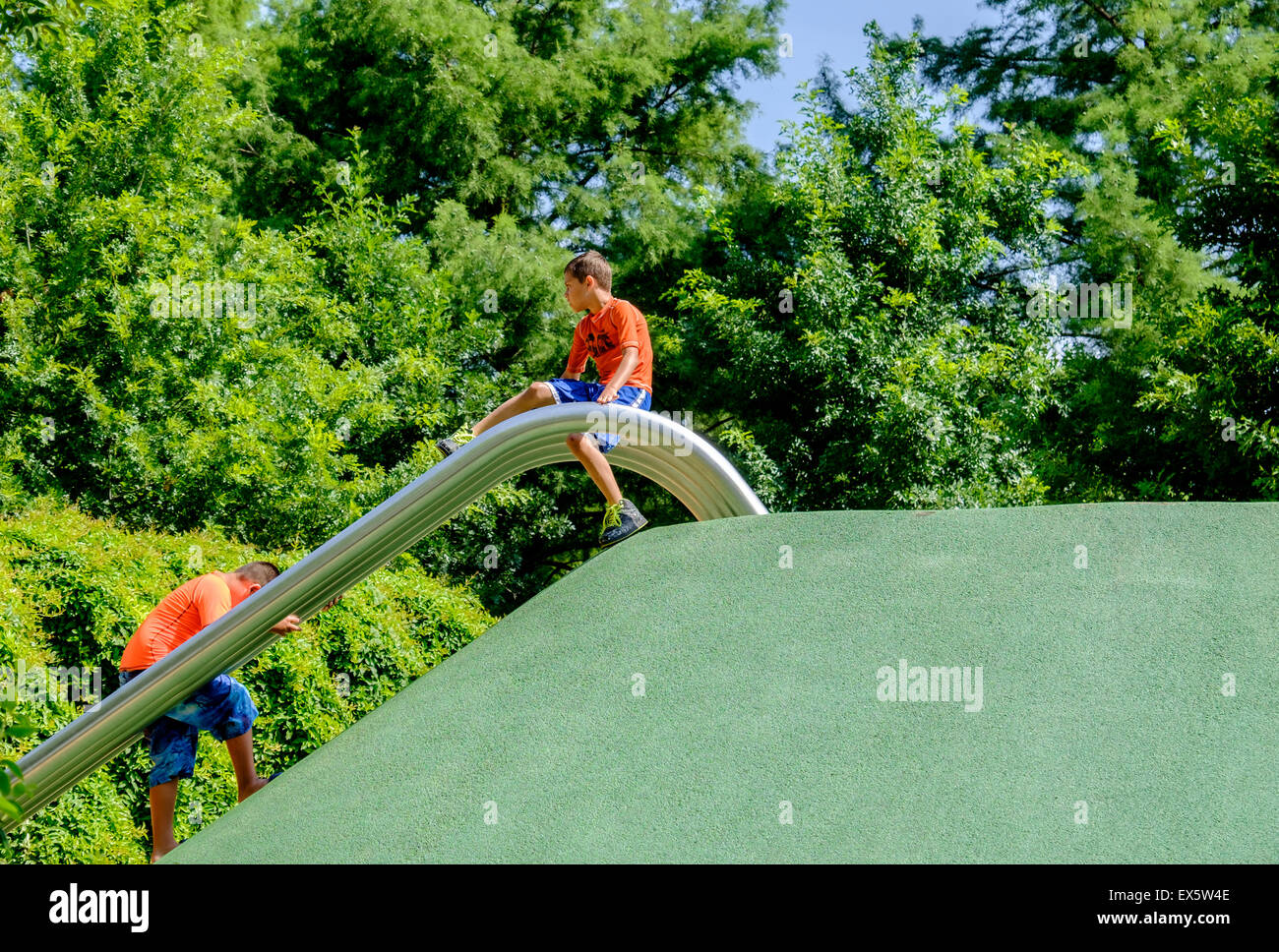 I bambini giocano in giardino per bambini situato in una miriade di Giardini Botanici nel centro cittadino di Oklahoma City, Oklahoma, Stati Uniti d'America. Foto Stock