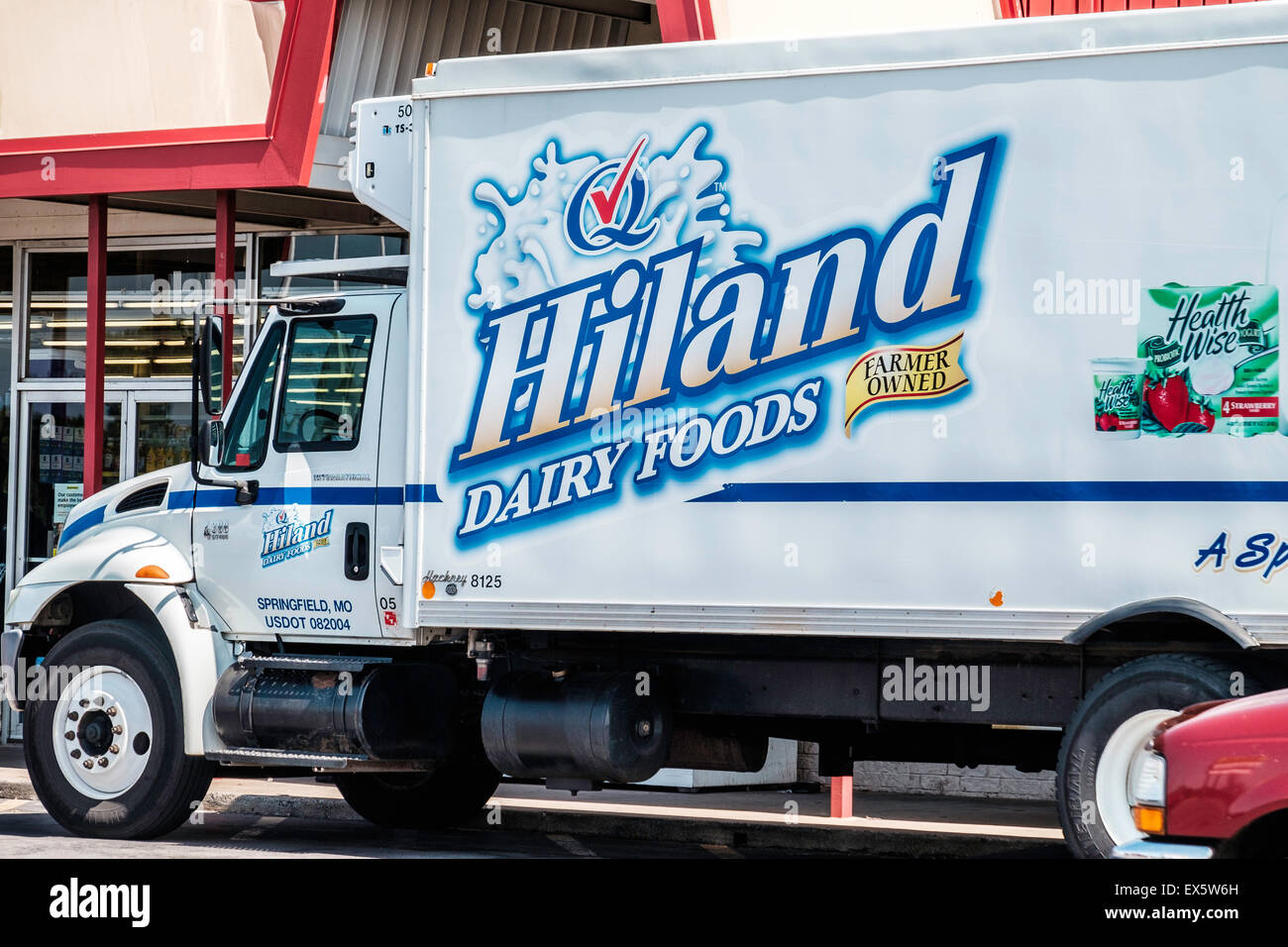 Una consegna Hiland carrello offre prodotti lattiero-caseari per un dollaro General store nella città di Oklahoma, Oklahoma, Stati Uniti d'America. Foto Stock