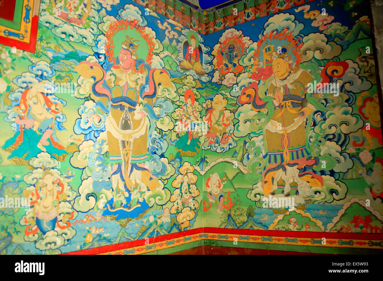 Pittura murale raffigurante scene della mitologia buddista all'interno del tempio Tsuklakhang di Pelkhor contese-monastero.Gyantse-Tibet Foto Stock