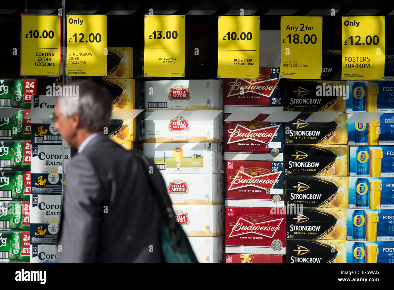 Alcool a basso prezzo per la vendita in un supermercato a finestra. Foto Stock