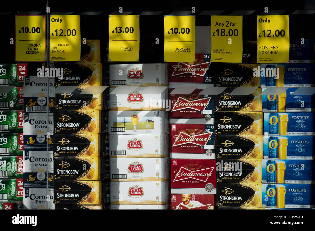 Alcool a basso prezzo per la vendita in un supermercato a finestra. Foto Stock