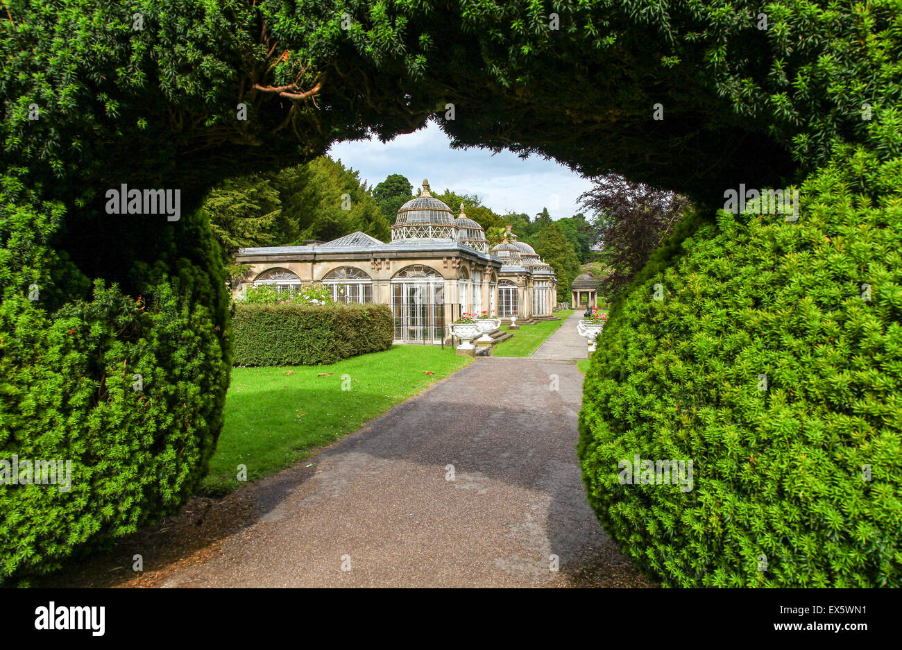 Il conservatorio di vecchi edifici sull'Alton Towers Estate Theme Park Gardens Inghilterra Staffordshire REGNO UNITO Foto Stock