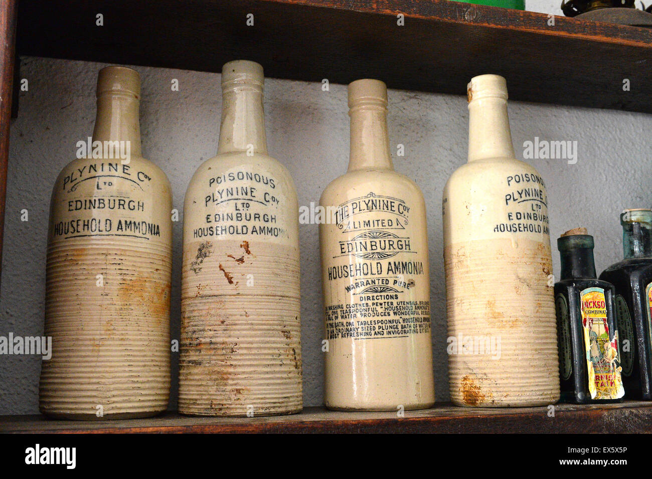Vecchie bottiglie di ceramica di Plyine di ammoniaca per uso domestico sul display all'Ulster American Folk Park Foto Stock